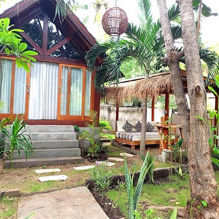 Bintang Tiga Bungalows 길리 아이르 외부 사진