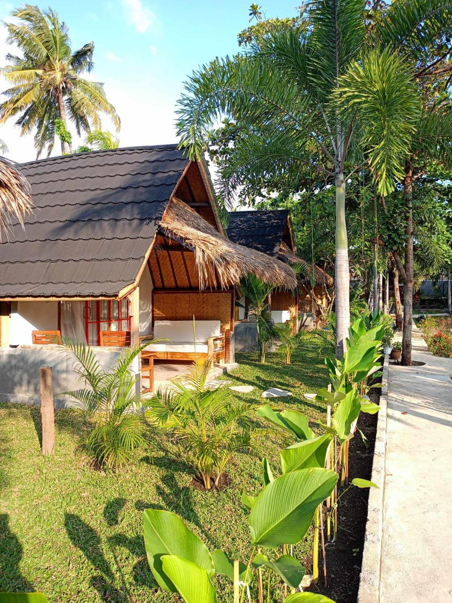 Bintang Tiga Bungalows 길리 아이르 외부 사진