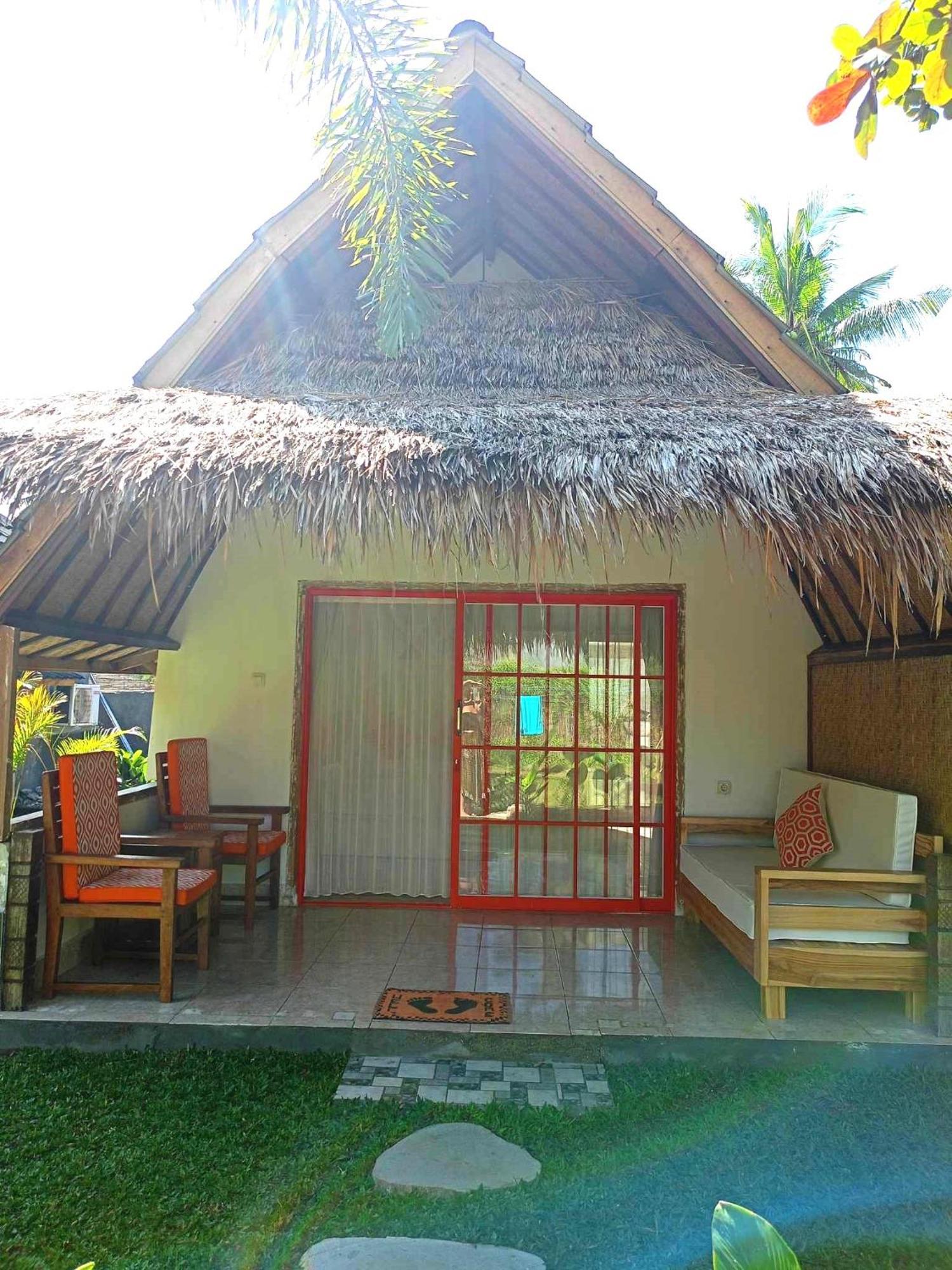 Bintang Tiga Bungalows 길리 아이르 외부 사진