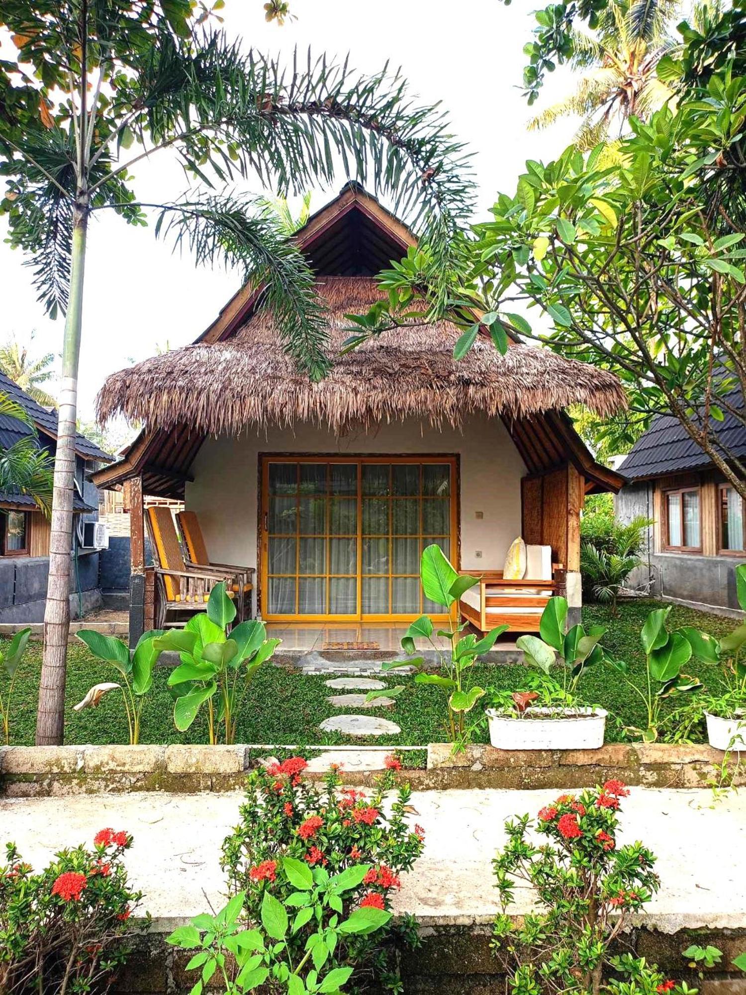 Bintang Tiga Bungalows 길리 아이르 외부 사진