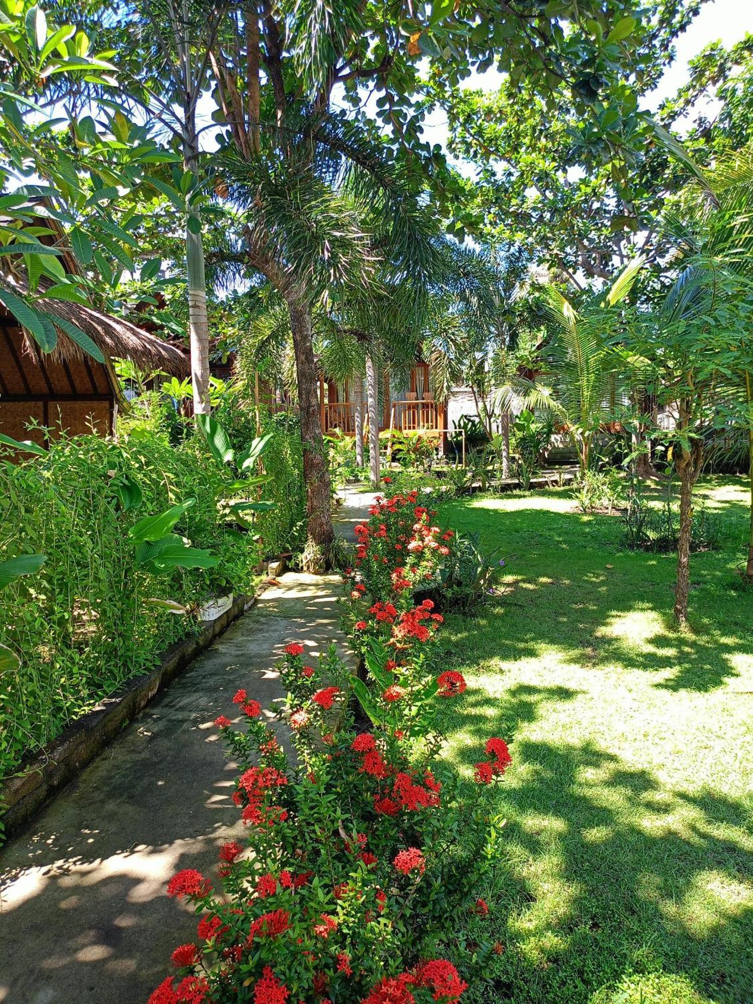 Bintang Tiga Bungalows 길리 아이르 외부 사진